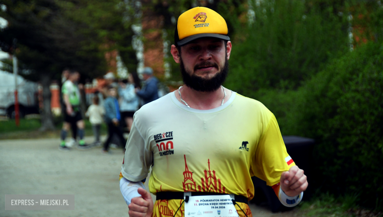 Setki biegaczy i świetne wyniki. 15. Półmaraton Henrykowski i 11. Dycha Księgi Henrykowskiej [foto]