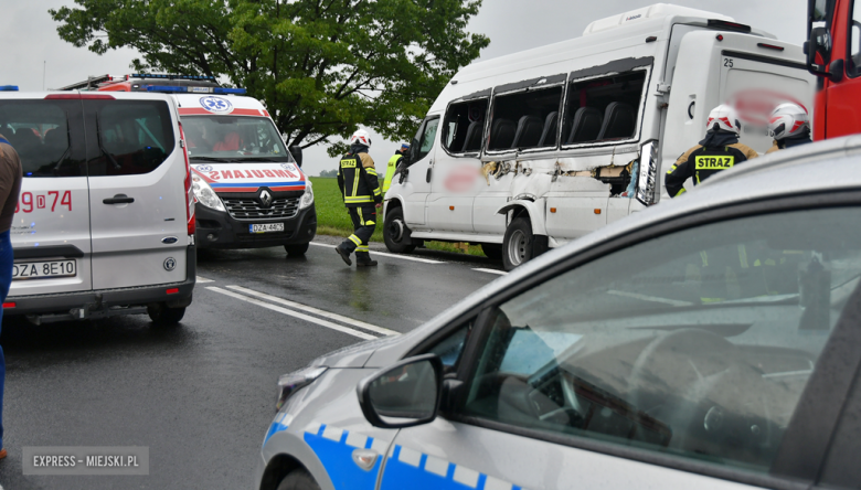 Zderzenie samochodu ciężarowego i busa przewożącego dzieci na krajowej ósemce Braszowicach