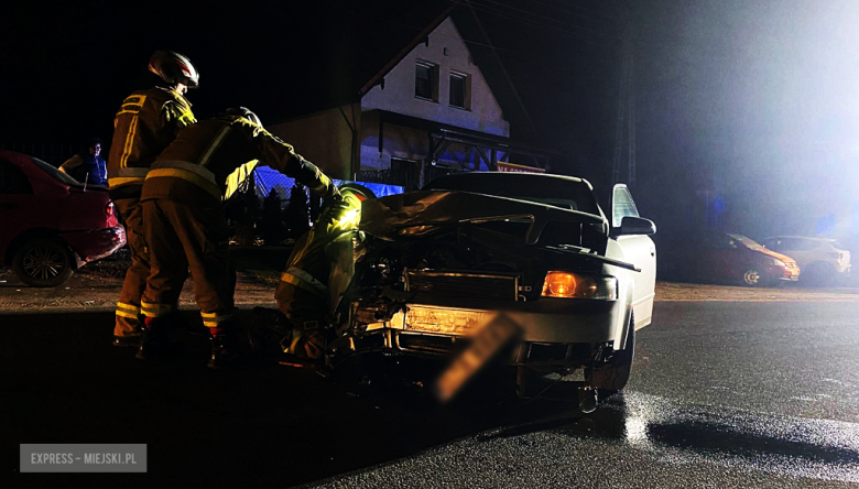 Kolizja w Brzeźnicy. Audi wypadło z drogi i uderzyło w pojazdy stojące na poboczu