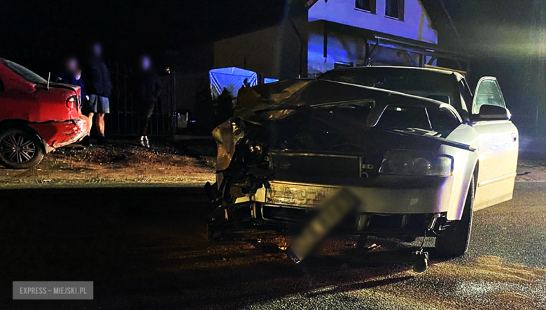 Kolizja w Brzeźnicy. Audi wypadło z drogi i uderzyło w pojazdy stojące na poboczu