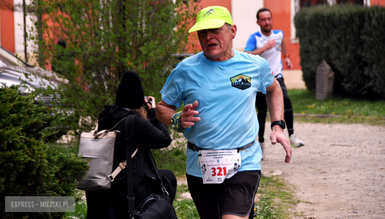 Setki biegaczy i świetne wyniki. 15. Półmaraton Henrykowski i 11. Dycha Księgi Henrykowskiej [foto]