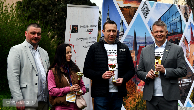 Setki biegaczy i świetne wyniki. 15. Półmaraton Henrykowski i 11. Dycha Księgi Henrykowskiej [foto]