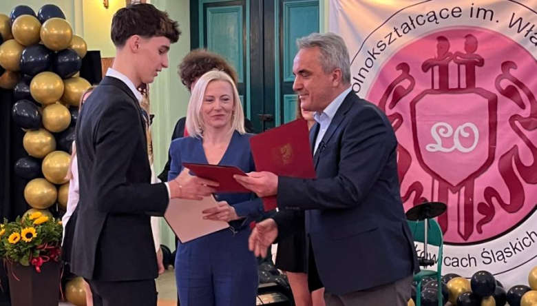 	Zakończenie roku szkolnego maturzystów. Najlepsi uczniowie otrzymali nagrody finansowe