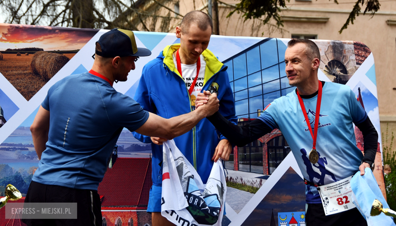 Setki biegaczy i świetne wyniki. 15. Półmaraton Henrykowski i 11. Dycha Księgi Henrykowskiej [foto]