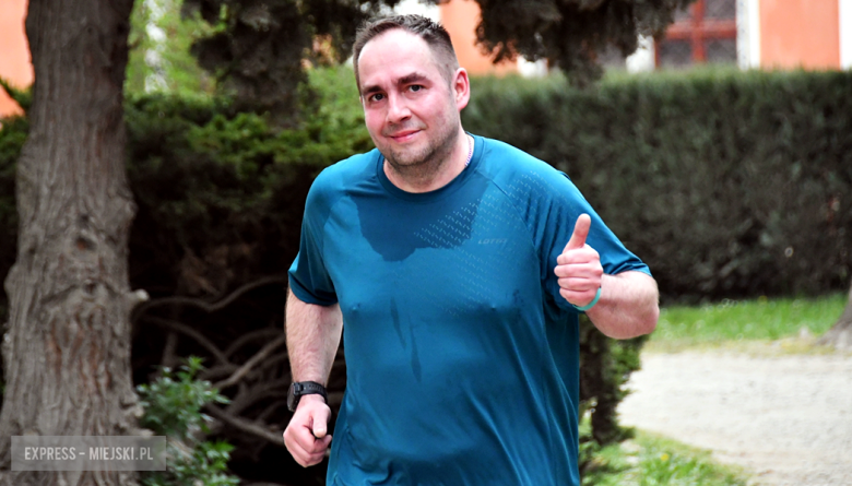 Setki biegaczy i świetne wyniki. 15. Półmaraton Henrykowski i 11. Dycha Księgi Henrykowskiej [foto]