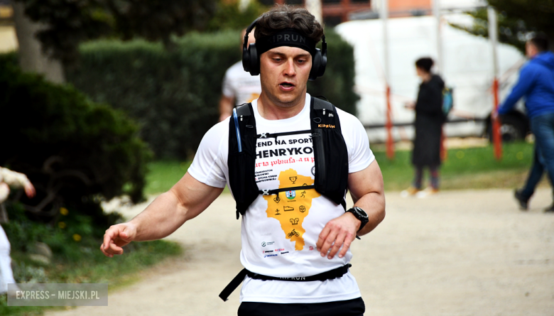 Setki biegaczy i świetne wyniki. 15. Półmaraton Henrykowski i 11. Dycha Księgi Henrykowskiej [foto]