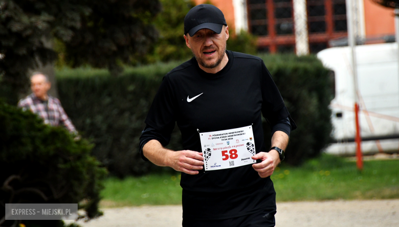 Setki biegaczy i świetne wyniki. 15. Półmaraton Henrykowski i 11. Dycha Księgi Henrykowskiej [foto]