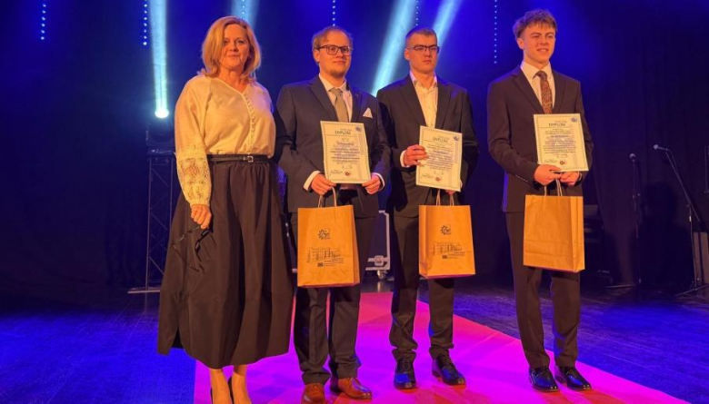 	Zakończenie roku szkolnego maturzystów. Najlepsi uczniowie otrzymali nagrody finansowe