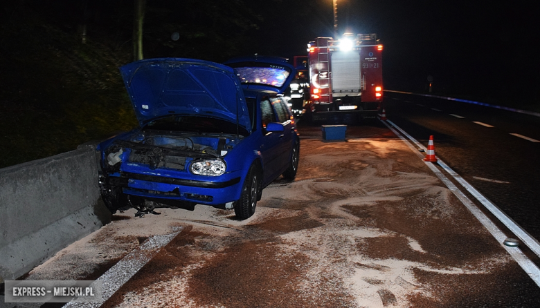 Volkswagen uderzył w płyty betonowe. Utrudnienia na krajowej ósemce