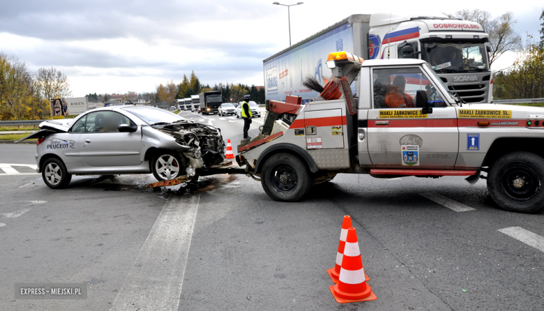 Zderzenie osobówki z samochodem ciężarowym na skrzyżowaniu ul. Legnickiej z krajową ósemką