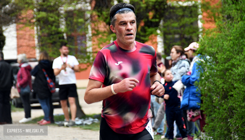 Setki biegaczy i świetne wyniki. 15. Półmaraton Henrykowski i 11. Dycha Księgi Henrykowskiej [foto]