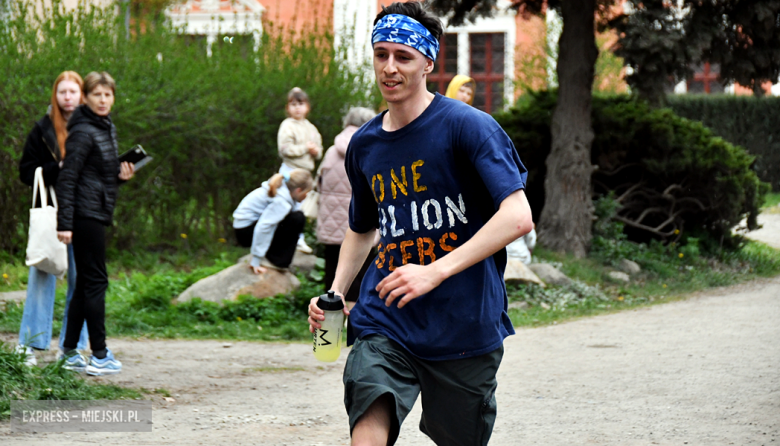 Setki biegaczy i świetne wyniki. 15. Półmaraton Henrykowski i 11. Dycha Księgi Henrykowskiej [foto]