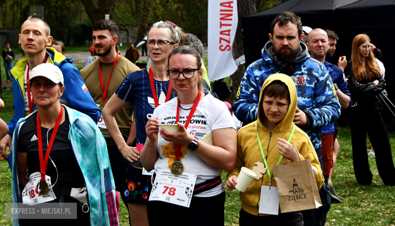 Setki biegaczy i świetne wyniki. 15. Półmaraton Henrykowski i 11. Dycha Księgi Henrykowskiej [foto]