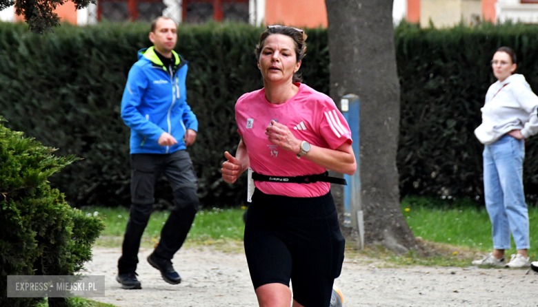 Setki biegaczy i świetne wyniki. 15. Półmaraton Henrykowski i 11. Dycha Księgi Henrykowskiej [foto]