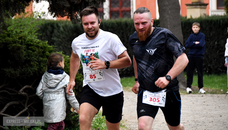 Setki biegaczy i świetne wyniki. 15. Półmaraton Henrykowski i 11. Dycha Księgi Henrykowskiej [foto]