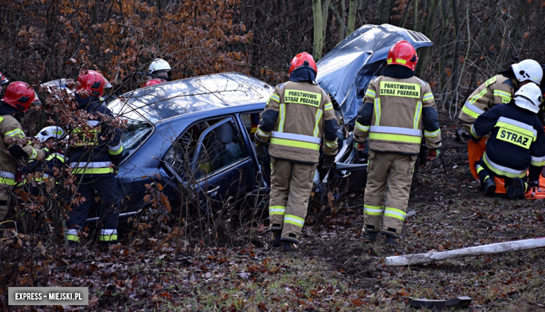 Mercedes wypadł z drogi na krajowej ósemce w Dębowinie