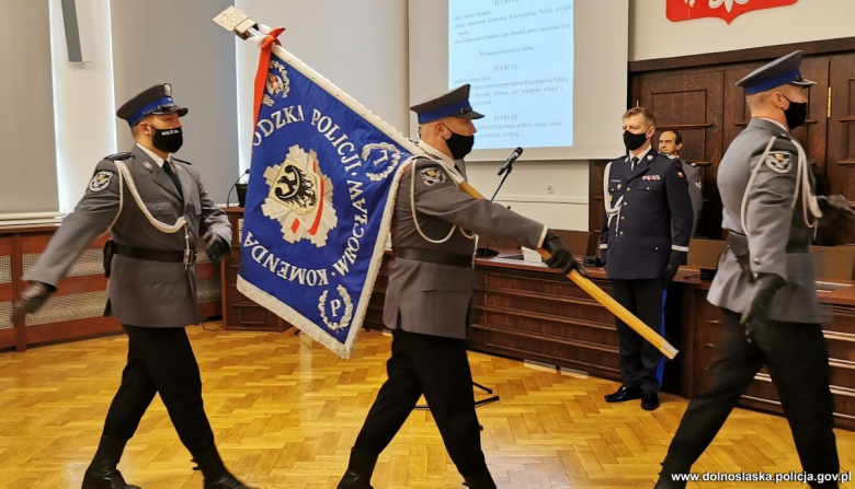 Ślubowanie młodych adeptów sztuki policyjnej przebiegało w ścisłym reżimie sanitarnym i ze względu na panującą pandemię odbywało się w jednostkach terenowych, do których funkcjonariusze zostaną przydzieleni po zakończeniu kursu podstawowego