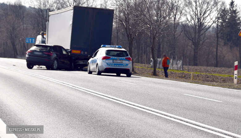 Audi „wbiło się” w naczepę samochodu ciężarowego