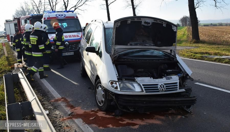 Wypadek dwóch aut osobowych na drodze wojewódzkiej nr 382