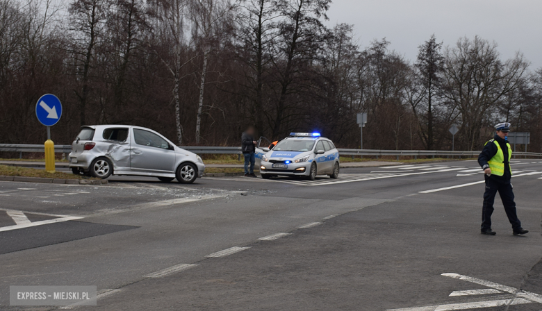 Zderzenie osobowej toyoty z samochodem ciężarowym na skrzyżowaniu ul. Legnickiej z krajową ósemką