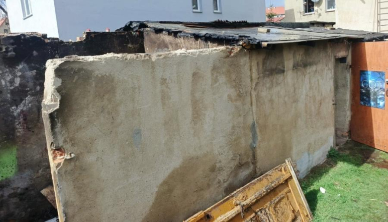 Pożar komórek przy ul. Kamienieckiej. Interweniowały cztery zastępy straży pożarnej