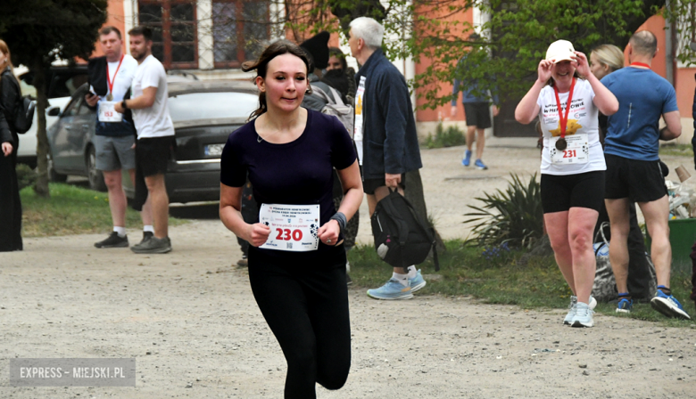 Setki biegaczy i świetne wyniki. 15. Półmaraton Henrykowski i 11. Dycha Księgi Henrykowskiej [foto]