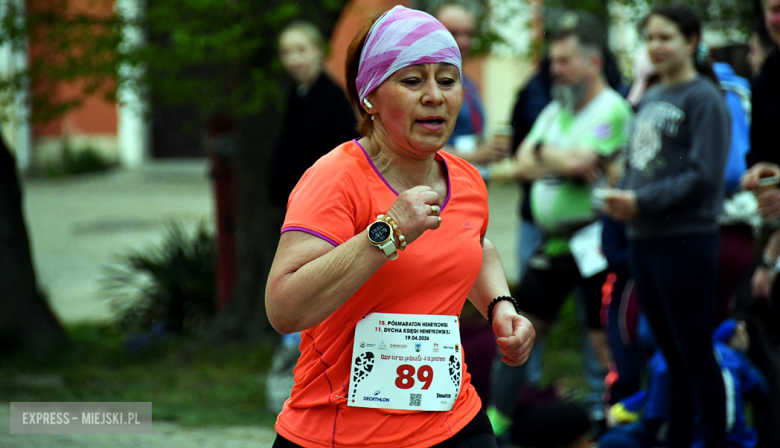 Setki biegaczy i świetne wyniki. 15. Półmaraton Henrykowski i 11. Dycha Księgi Henrykowskiej [foto]