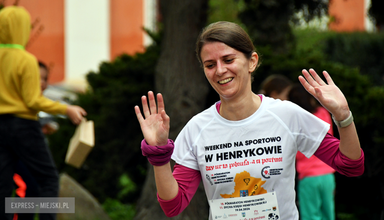Setki biegaczy i świetne wyniki. 15. Półmaraton Henrykowski i 11. Dycha Księgi Henrykowskiej [foto]