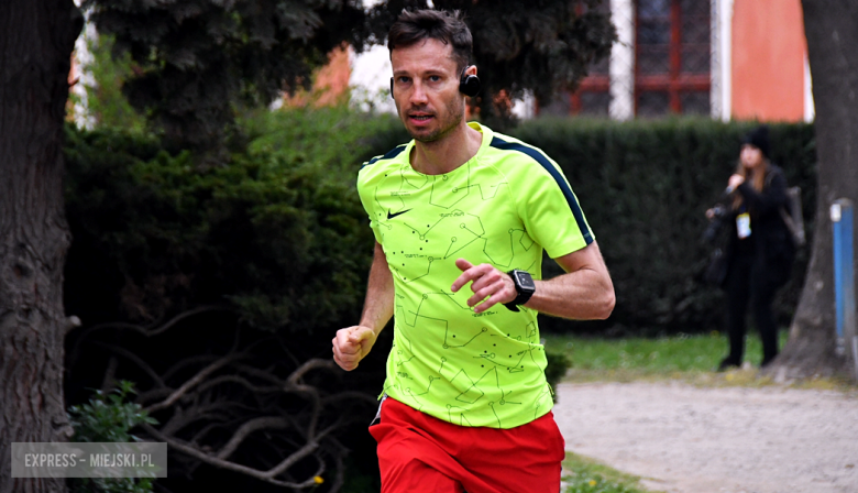 Setki biegaczy i świetne wyniki. 15. Półmaraton Henrykowski i 11. Dycha Księgi Henrykowskiej [foto]