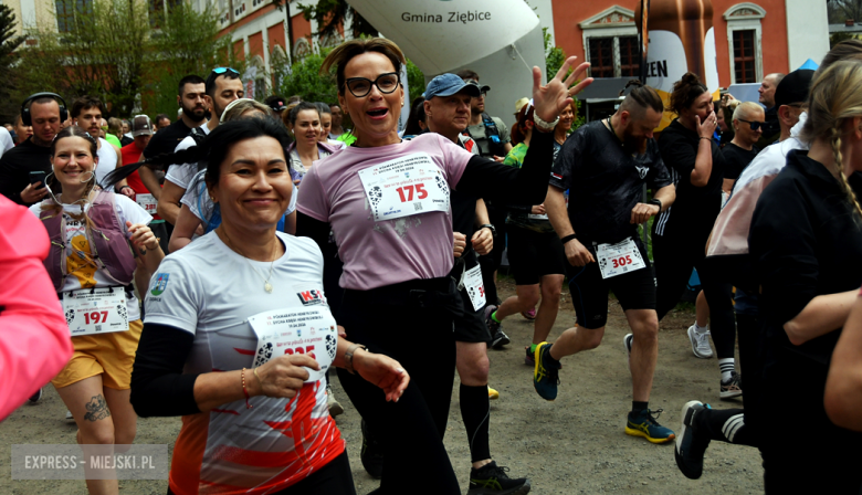 Setki biegaczy i świetne wyniki. 15. Półmaraton Henrykowski i 11. Dycha Księgi Henrykowskiej [foto]