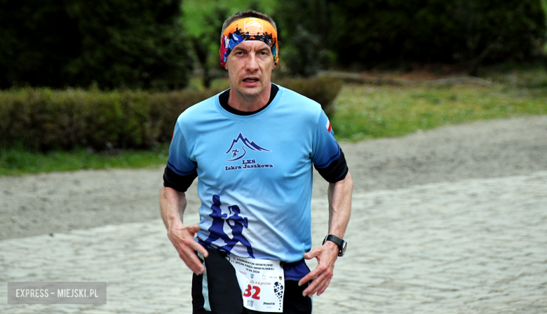 Setki biegaczy i świetne wyniki. 15. Półmaraton Henrykowski i 11. Dycha Księgi Henrykowskiej [foto]