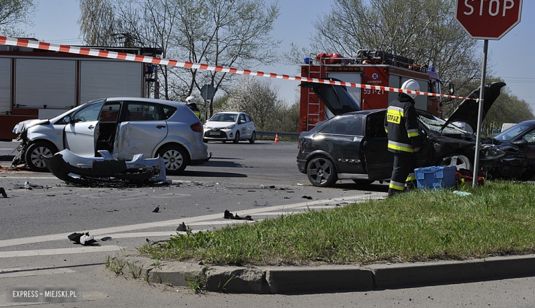 Zderzenie dwóch osobówek na skrzyżowaniu krajowej ósemki z ul. Legnicką