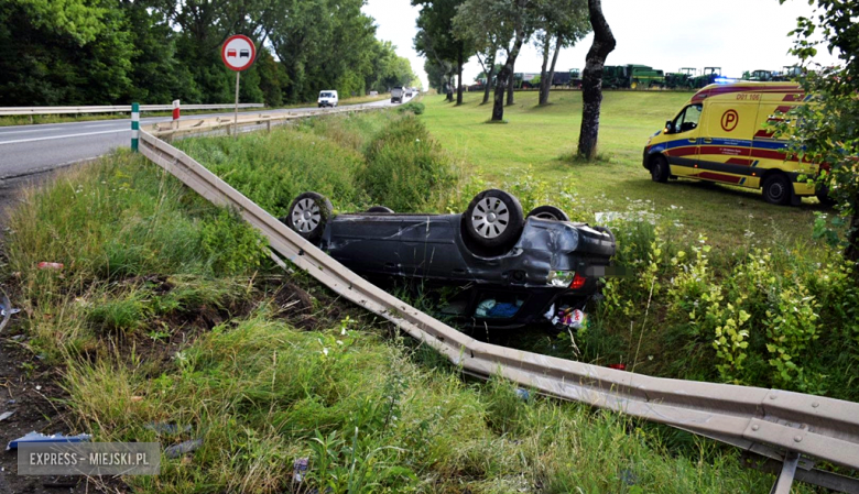 Zderzenie auta ciężarowego z pojazdem osobowym na zjeździe z krajowej ósemki w kierunku Przyłęku