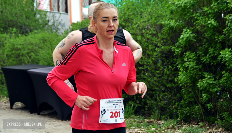 Setki biegaczy i świetne wyniki. 15. Półmaraton Henrykowski i 11. Dycha Księgi Henrykowskiej [foto]