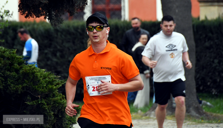 Setki biegaczy i świetne wyniki. 15. Półmaraton Henrykowski i 11. Dycha Księgi Henrykowskiej [foto]