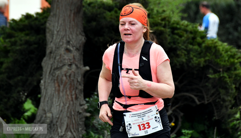 Setki biegaczy i świetne wyniki. 15. Półmaraton Henrykowski i 11. Dycha Księgi Henrykowskiej [foto]