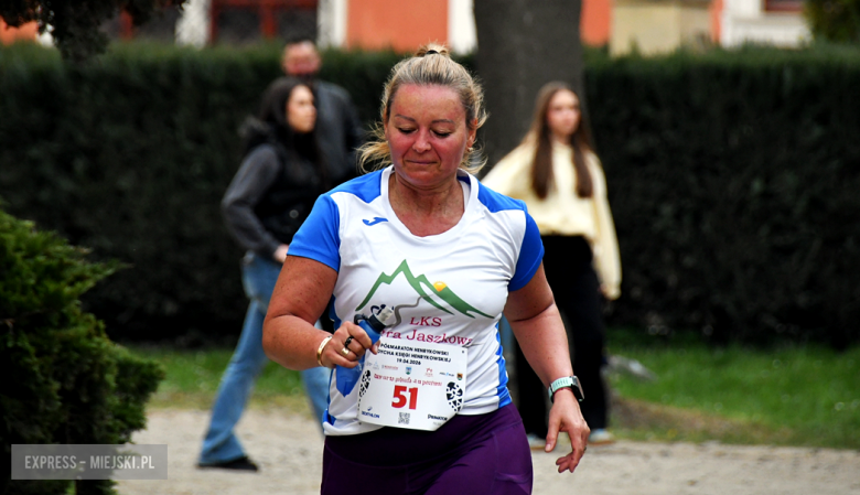 Setki biegaczy i świetne wyniki. 15. Półmaraton Henrykowski i 11. Dycha Księgi Henrykowskiej [foto]