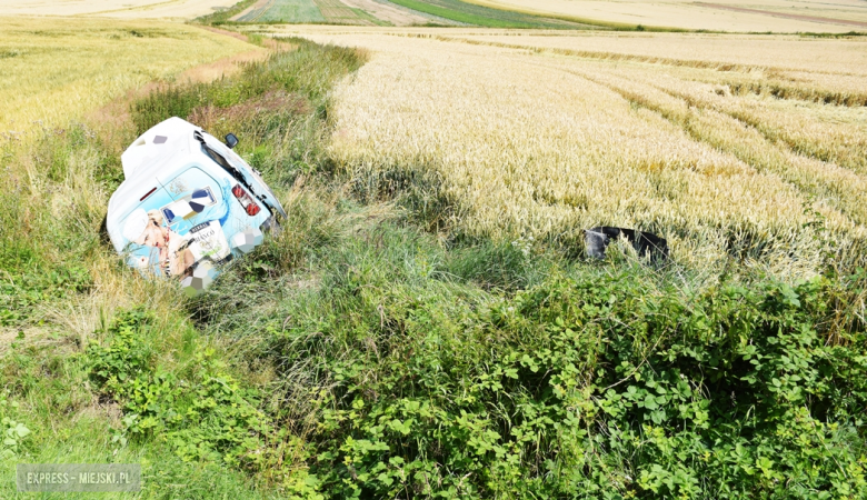 Citroen wypadł z drogi i zatrzymał się w polach