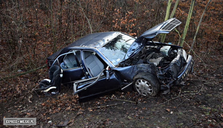 Mercedes wypadł z drogi na krajowej ósemce w Dębowinie