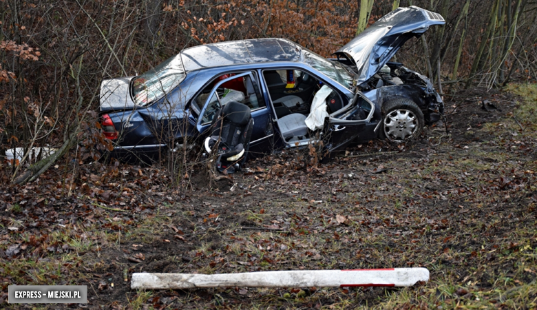 Mercedes wypadł z drogi na krajowej ósemce w Dębowinie