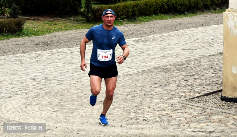 Setki biegaczy i świetne wyniki. 15. Półmaraton Henrykowski i 11. Dycha Księgi Henrykowskiej [foto]
