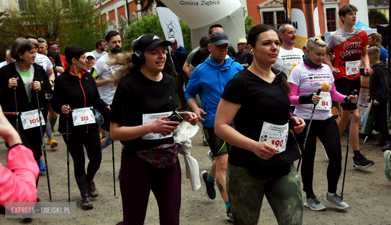 Setki biegaczy i świetne wyniki. 15. Półmaraton Henrykowski i 11. Dycha Księgi Henrykowskiej [foto]