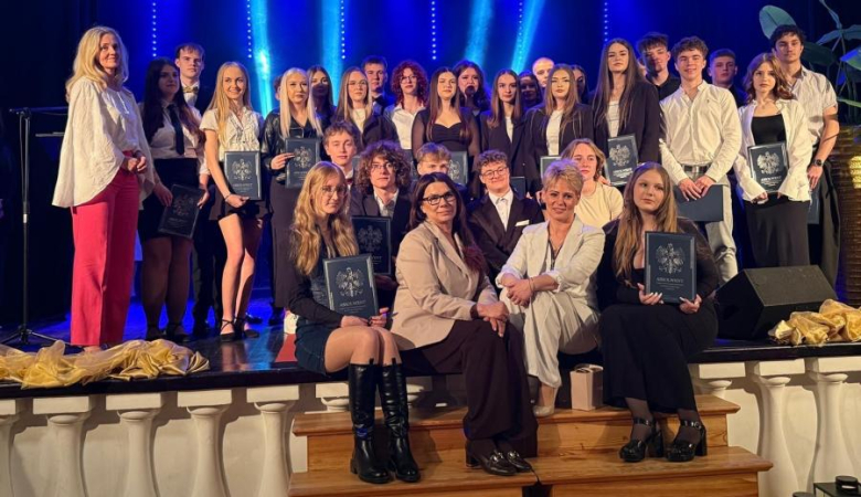 	Zakończenie roku szkolnego maturzystów. Najlepsi uczniowie otrzymali nagrody finansowe