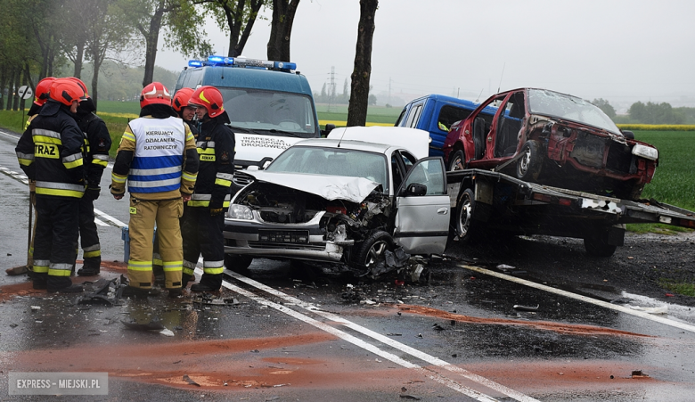 Zderzenie trzech pojazdów wysokości zjazdu do Tarnowa. Droga całkowicie zablokowana 