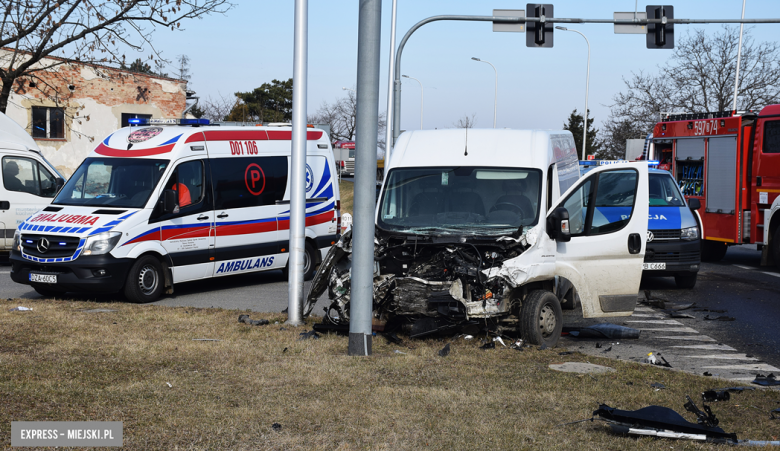 Zderzenie śmieciarki i dostawczego busa na krajowej ósemce w Braszowicach
