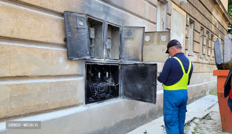 Pożar rozdzielni elektrycznej na elewacji budynku szkoły