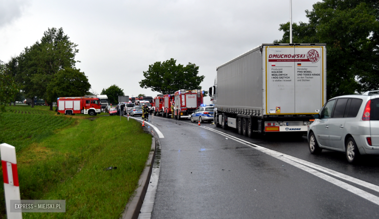 Zderzenie samochodu ciężarowego i busa przewożącego dzieci na krajowej ósemce Braszowicach