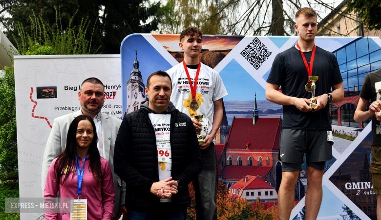 Setki biegaczy i świetne wyniki. 15. Półmaraton Henrykowski i 11. Dycha Księgi Henrykowskiej [foto]