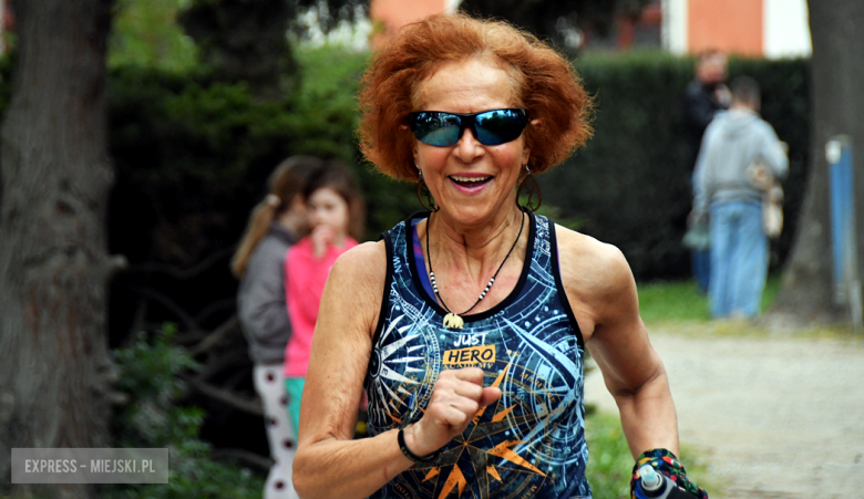Setki biegaczy i świetne wyniki. 15. Półmaraton Henrykowski i 11. Dycha Księgi Henrykowskiej [foto]