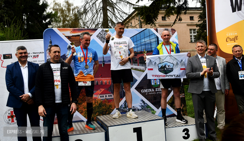 Setki biegaczy i świetne wyniki. 15. Półmaraton Henrykowski i 11. Dycha Księgi Henrykowskiej [foto]